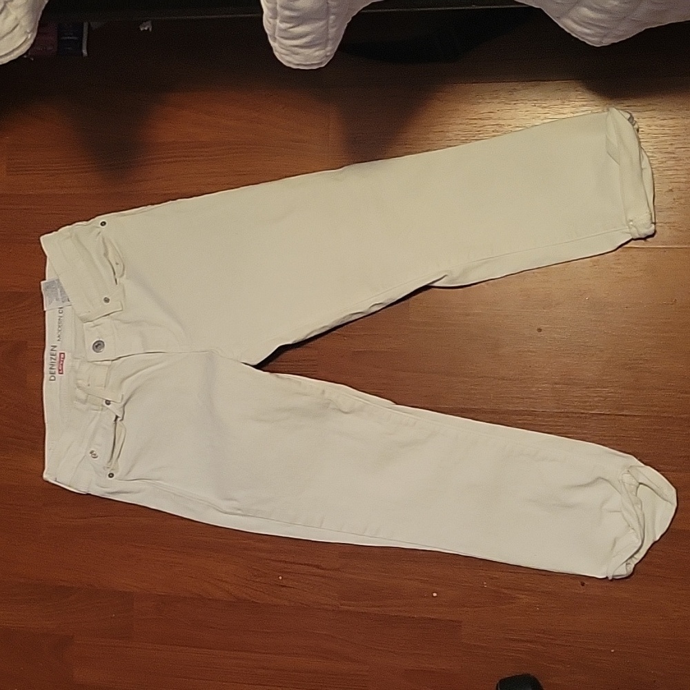 White denim cropped jeans